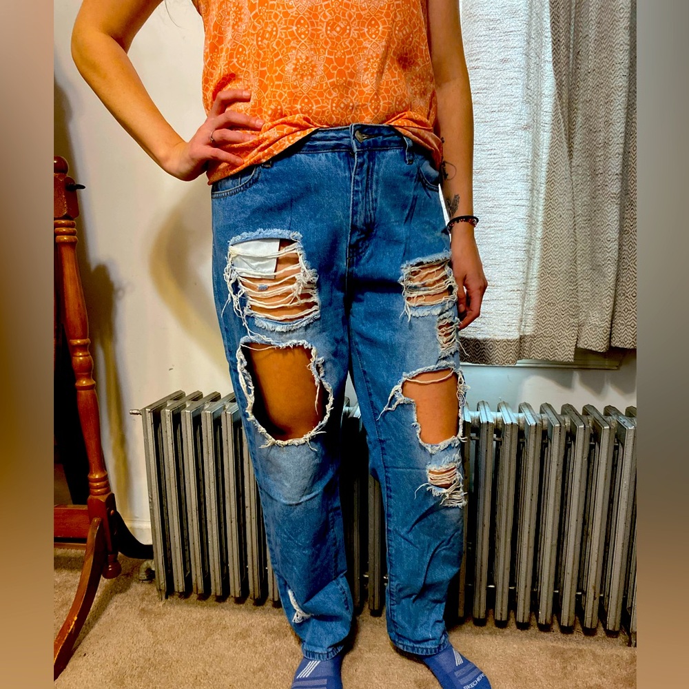 Loose. Lightweight, regular wash mom jeans xtra distressed
